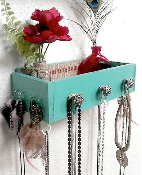 Jewelry Drawer Org. | Don’t Throw Away Those Old Dresser Drawers! Here Are 13 Genius Ways to Repurpose Them Instead! Baños Shabby Chic, Old Dresser Drawers, Shabby Chic Decorating, Cocina Shabby Chic, Styl Shabby Chic, Old Drawers, Estilo Shabby Chic, Jewelry Drawer, Shabby Chic Bathroom