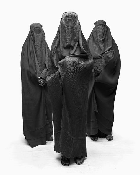 Black Burqa, Dune Fashion, Bene Gesserit, Astronaut Suit, Gender Fluid Fashion, Arte Alien, People With Disabilities, Science Fiction Novels, Beautiful Dark Art