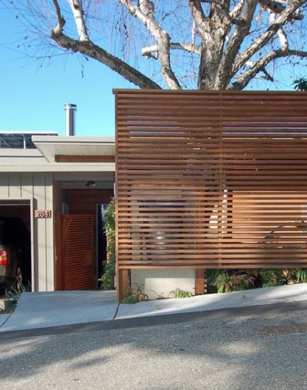 Holtwood Hipster: In the Works // Wood Slat Privacy Screen Wood Slat Wall, Wood Screens, Front Yard Fence, Privacy Walls, Wall Exterior, Privacy Screen Outdoor, Outdoor Privacy, Modern Fence, Exterior Wood