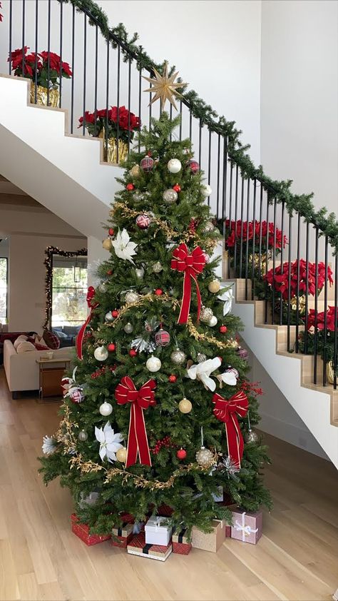 Christmas Tree Red And Gold, Holiday Entryway, Dani Austin, Red Gold Christmas, Christmas Tree Inspo, Red And Gold Christmas Tree, Classic Christmas Tree, Creative Christmas Trees, Ribbon On Christmas Tree