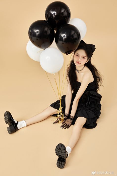 Birthday Photoshoot Professional, Pre Debut Photoshoot Ideas Indoor, 23 Bday Photoshoot Ideas, 17th Photoshoot Ideas, Birthday Photoshoot Poses For Women, Poses With Balloons, Simple Birthday Photoshoot, Birthday Studio Shoot, Birthday Concept Photoshoot