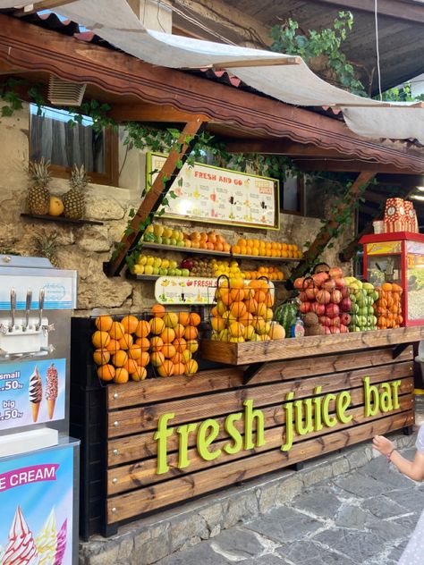 Juice Bar Aesthetic, Juice Shop Interior Design, Juice Station, Juice Table, Fresh Juice Bar, Juice Bar Interior, Street Food Business, Fruit And Veg Shop, Juice Bar Design