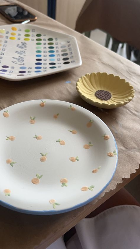 Paint A Pot Plate Ideas, Paint A Pot Bowl Ideas, Keramik Painting Plate, Blue Painted Pottery, Minimalist Pottery Painting, Fruit Painted Pottery, Self Hardening Clay Ideas, Bowl Pottery Painting Ideas, Small Pottery Ideas