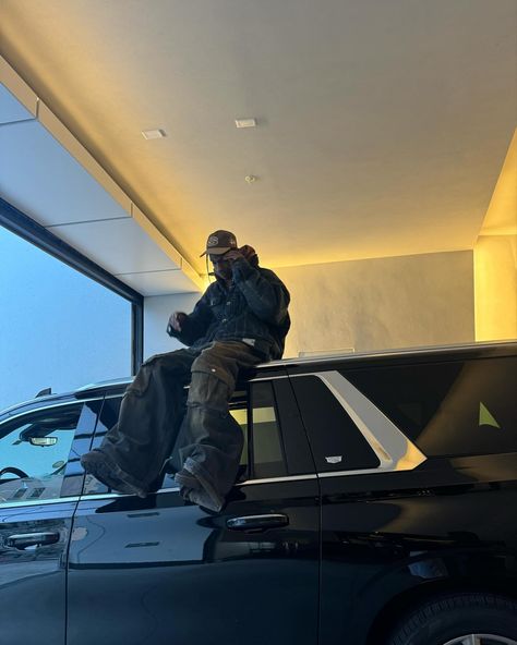 Travis Scott Songs, Travis Scott Outfits, Car Outfit, Travis Scott Wallpapers, Hypebeast Wallpaper, Rap Aesthetic, Mens Fashion Urban, Best Rapper, Luxury Suv