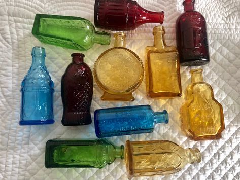 Cool Glass Bottles, Stained Glass Bottles, Glass Bottle Decor Ideas, Cool Bottles, Vintage Bottles Decor, Glass Bottle Decoration, Unique Bottles, Vintage Glass Bottles, Colored Bottles