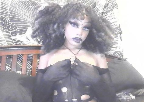 Gothic Hairstyles Black Women, Goth Hairstyles Black Women, Alt Black Woman Fashion, Emo Black Women, Poc Alt, Alt Black Woman, Goth Black Women, Black Alternative Girl, Poc Goth