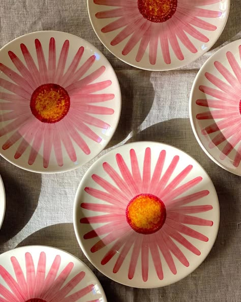 Nos assiettes Cosmos 💫 . . . #madeinportugal #artdelatable #tableware #madewithlove #maisondurable #loveyourself #selflove #potterylovers… | Instagram Etsy.com Etsy, Pottery Painting Ideas Plates, Pretty Bowls, Dishes Sets, Ceramics Plate, Tableware Ceramic, Crockery Design, Ceramic Cafe, Diy Pottery Painting