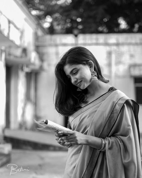 Saree Photoshoot Ideas Creative, Saree Photoshoot Ideas, Black And White Saree, Street Fashion Photoshoot, Big Nose Beauty, Corporate Women, Saree Poses, Womens Trendy Dresses, Vintage Photoshoot