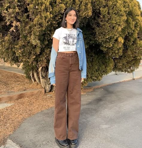 Brown Pants Ootd, Brown Jeans Outfit Ideas, Corduroy Brown Pants Outfit, Brown Pants Outfit Ideas, Brown Jeans Outfit Winter, Light Brown Corduroy Pants Outfit, Aesthetic Brown Pants Outfit, Outfit Ideas Brown Pants, Aesthetic Outfits With Brown Pants