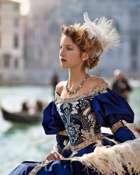 Fashion • Instagram Romeo And Juliet Costumes, Venice Carnival Costumes, Carnival Dress, Fairytale Gown, Carnival Of Venice, Venice Carnival, Carnival Costumes, Historical Costume, Historical Dresses