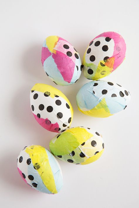 Learn how to make colorful and patterned Easter eggs using our DIY Tissue Paper Easter Egg tutorial. A fun way to decorate eggs this year! Paper Easter Eggs, Paper Eggs, Easter Cupcake, Diy Frühling, Circus Theme Party, Story Stones, Easter Banner, Easter Egg Dye, Egg Easter