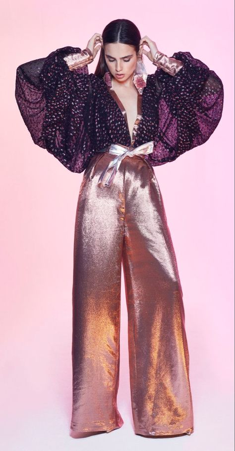 Metallic Pants, Christmas Party Outfit, Galia Lahav, Flowy Sleeves, Disco Outfit, Pink Metallic, Black Chiffon, Looks Chic, Look Plus