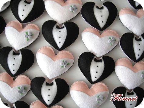 Wedding Felt, Wedding Gifts For Bride And Groom, Top Wedding Trends, Wedding Types, Fabric Hearts, Wedding Souvenirs, Felt Diy, Felt Hearts, Felt Toys