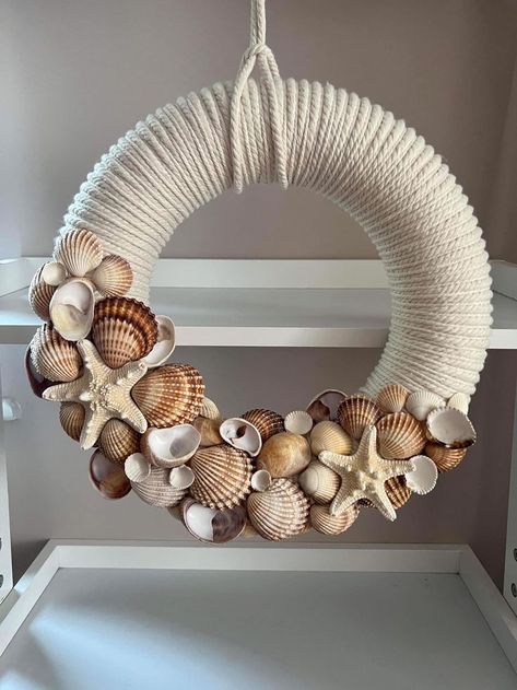 Seaside Wreath, Beach Crafts Diy, Seashell Art Diy, Rope Wreath, Seashell Christmas, Making Wreaths, Beach Themed Crafts, Shell Wreath, Seashell Wreath