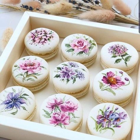 Painted Macarons, Macarons Paris, Biscuit Decoration, Hand Painted Cakes, Food Art Photography, Flower Cottage, Macaroon Recipes, Tea Party Food, Pretty Dessert