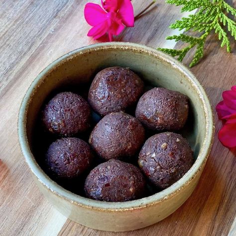 These black bean protein balls are a nutritious and satisfying snack packed full of protein. They only take 10 minutes to make and have a delicious texture similar to black bean brownies, except you don't have to bake them.  The black bean energy balls satisfy a chocolate craving and are the perfect snack to boost your energy levels pre or post a workout or during physical activity such as hiking. Black Bean Protein, Healthy Granola Bars, Bean Brownies, Quick Energy, Granola Healthy, Protein Balls, Cooking Black Beans, Protein Ball, Chocolate Craving