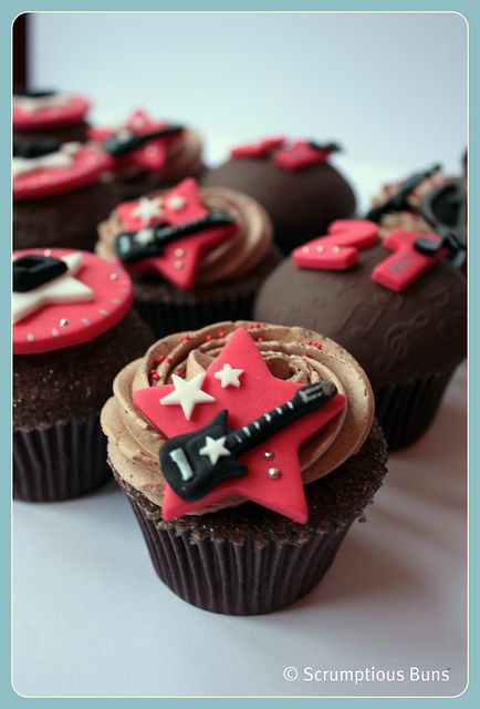 Chocolate Mud Guitars by Scrumptious Buns (Samantha), via Flickr Guitar Cookies, Airbrushed Cookies, Guitar Cupcakes, Musical Cakes, Festa Rock Roll, Music Cupcakes, Bolo Musical, Music Themed Cakes, Piano Cakes