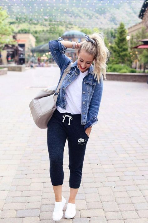 10 Ways To Dress Up Your Favorite Sweatpants - Society19 How To Wear Joggers, Comfy Fall Outfits, Jean Jacket Outfits, Joggers Outfit, Outfit Jeans, Elegante Casual, Mode Casual, Sporty Outfits, Casual Fall Outfits