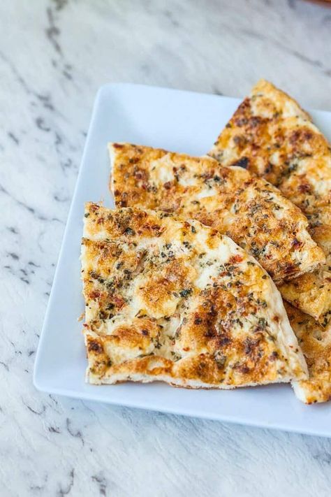 3 Ingredient Keto Flatbread recipe made with no yeast, no grains and no dairy! Perfect for wraps, sandwiches and pizza crusts, this low carb flatbread takes minutes to make! Paleo Flatbread, Keto Flatbread, Low Carb Flatbread, Paleo Pizza, Breakfast Low Carb, Recetas Keto, Flatbread Recipes, Healthy Low Carb Recipes, Keto Recipes Dinner