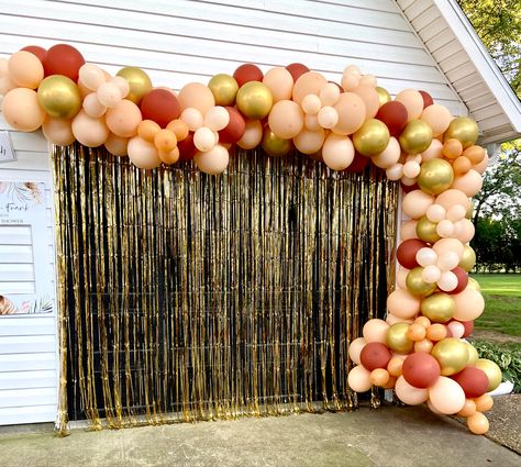 Tinsel Backdrop With Balloons, Tinsel Backdrop, Graduation Party Decor, Bday Ideas, Grad Party, Grad Parties, Balloon Arch, Balloon Garland, Engagement Party