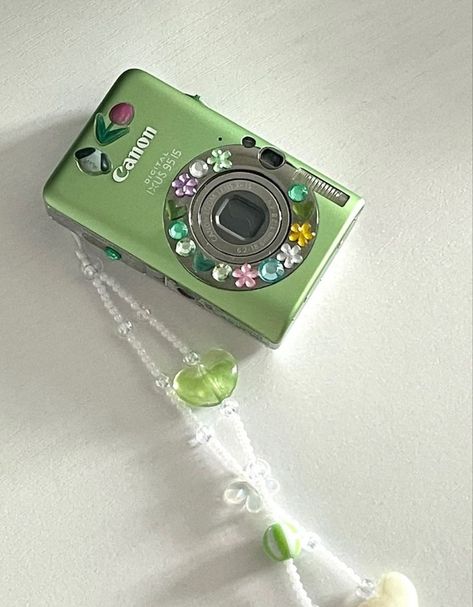 Cute Camera, Retro Gadgets, Camera Digital, Vintage Cameras, Green Aesthetic, Cute Crafts, Things To Buy, Girly Things, Digital Camera