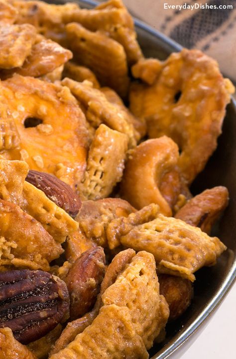 Chewy Toffee, Chex Mix Recipe, Chex Mix Recipes, Snack Mix Recipes, Everyday Dishes, Chex Mix, Christmas Snacks, Snack Mix, Key Lime