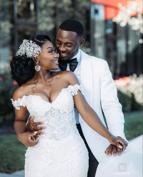 Wedding Exclusive Pictures, Black Love Wedding Photo Ideas, Bride And Groom Photoshoot Poses, Wedding Photos Black Couples, Poses For Wedding Pictures, Wedding Ideas Black People, Wedding Poses For Bride And Groom, Black Wedding Photos, Pantora Bridal