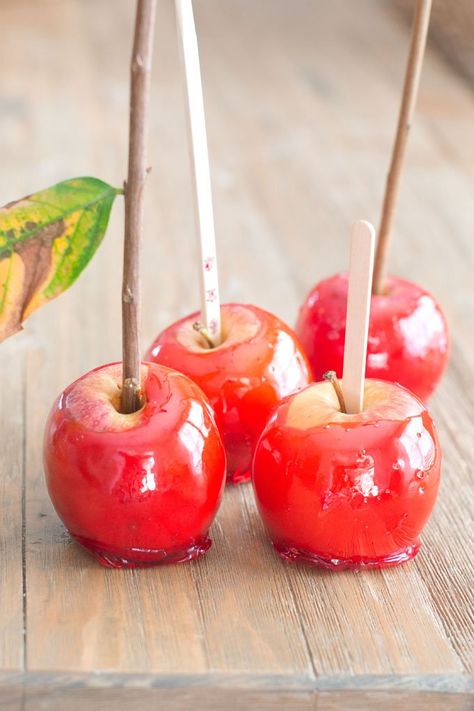 Different types of sticks to use in candy apples Make Candy Apples, Spooky Halloween Desserts, How To Make Candy, Candy Apple Recipe, Toffee Apple, Pumpkin Spice Syrup, Classic Candy, Homemade Candies, Halloween Desserts