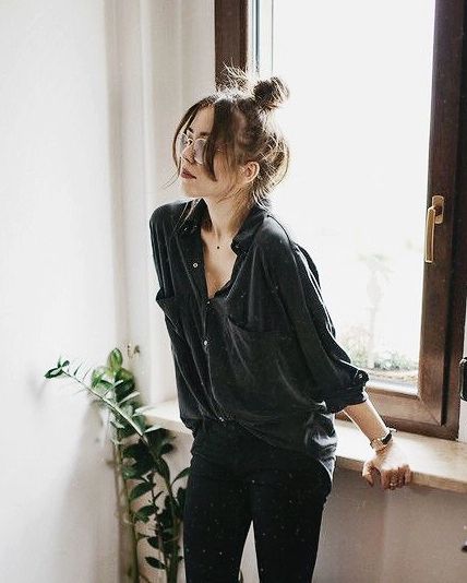 Black pants and black shirt outfit details ♕pinterest/amymckeown5 Outfit Nero, Casual Office Attire, Minimalist Moda, Urban Apparel, Black Silk Blouse, Chic Summer Outfits, Street Style Edgy, Looks Black, All Black Outfit