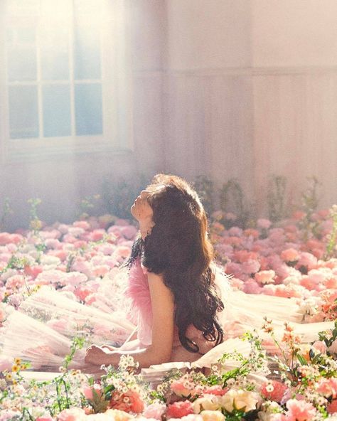 Debut Photoshoot, Girls' Generation Taeyeon, Album Cover Ideas, Taeyeon Snsd, New Retro Wave, Kim Tae Yeon, Singer Dr, 사진 촬영 포즈, Girls' Generation