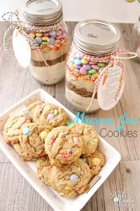 Mason Jar Easter Ideas, Easter Jars Ideas, Easter Sleepover, Mason Jar Cookie Recipes, Jar Cookies, Mason Jar Gifts Diy, Easter Mason Jars, Mason Jar Cookies, Easter Board