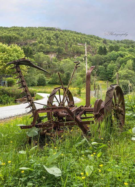 Photo from "Hitland Gjestegård" (Hitland Guesthouse)  Old farming tool. Green Farm, Farm Tools, Horse Equipment, Old Farm, Beautiful Places In The World, Farm Equipment, Old English, Country Life, Farm Life