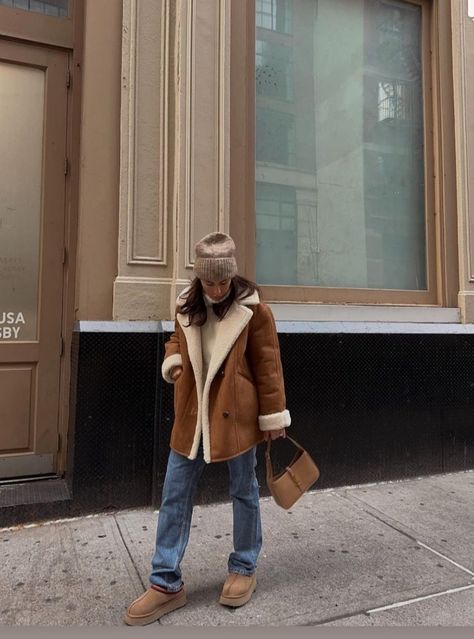 Outfit Voyage, Shearling Coat Outfit, Beige Jacket Outfit, Shearling Jacket Outfit, Sheepskin Coat Outfit, Winter Jacket Outfits, Fashion Outfits Casual, Winter Fashion Outfits Casual, Sheepskin Jacket