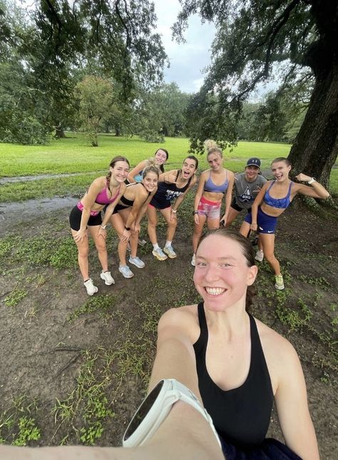 Running Friends Aesthetic, Running Group Aesthetic, Cross Country Couples, Track Pictures Friends, Cross Country Running Aesthetic, Cross Country Outfits, Xc Motivation, Cross Country Aesthetic, Cross Country Running Pictures