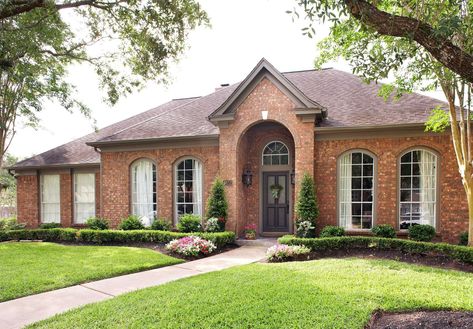 brick-ranch-exterior-rounded-windows-8a044e4f Single Story Brick House Exterior, Single Story Brick House, Single Story Home Exterior, Brick Ranch Exterior, Brick Ranch Houses, Ranch House Exterior, Exterior Facade, Ranch Exterior, Landscaping Simple