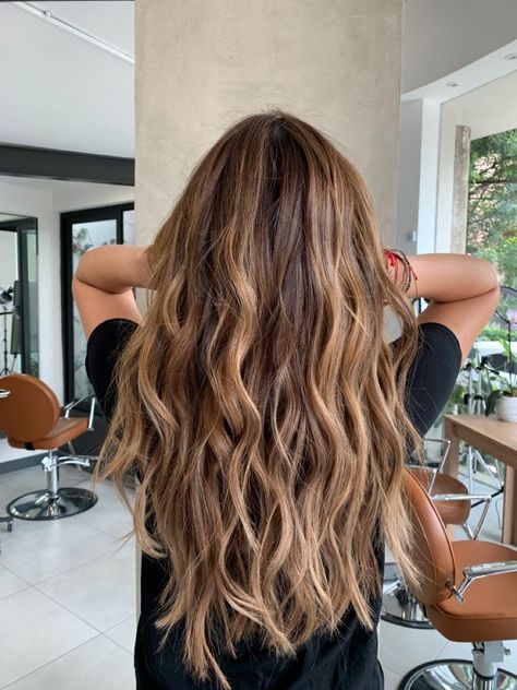 Honey Blonde Bayalage On Black Hair, Beachy Brown Blonde Hair, Beachy Brunette Balayage, Blond Bolyoge On Brown Hair, Caramel Highlights On Brown Hair Layers, Summer Bronze Hair, Beach Brunette Hair Balayage, Beach Highlights Brunette Sun Kissed, Chestnut Brown Hair With Honey Blonde Highlights