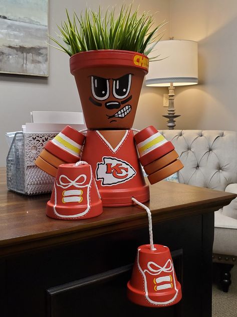 I created this cute, whimsical clay pot Kansas City Chiefs football just in time for season kickoff! Kansas City Chiefs Home Decor, Kansas City Chiefs Football Party Ideas, Diy Kc Chiefs Crafts, Kansas City Chiefs Crafts Diy, Diy Kansas City Chiefs Decor, Kansas City Chiefs Decor, Chiefs Decorations, Chiefs Decor, Nfl Crafts