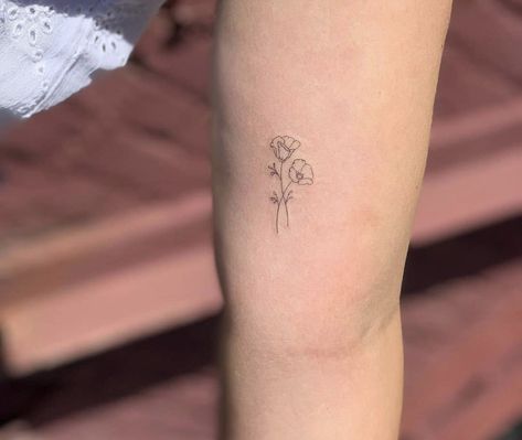 Poppy fineline tattoo Tiny Flower Tattoos, Poppy Flower Tattoo, Carnation Tattoo, Poppy Tattoo, Fineline Tattoo, Poppies Tattoo, Tattoo Inspiration Men, Fine Line Tattoo, Medusa Tattoo