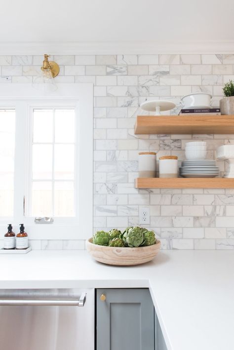 Neutral Backsplash Kitchen, Subway Tile Backsplash Kitchen, White Kitchen Backsplash, Kitchen Backsplash Ideas, Kitchen Design Color, Subway Tile Kitchen, Neutral Kitchen, Kitchen Backsplash Designs, Backsplash Ideas