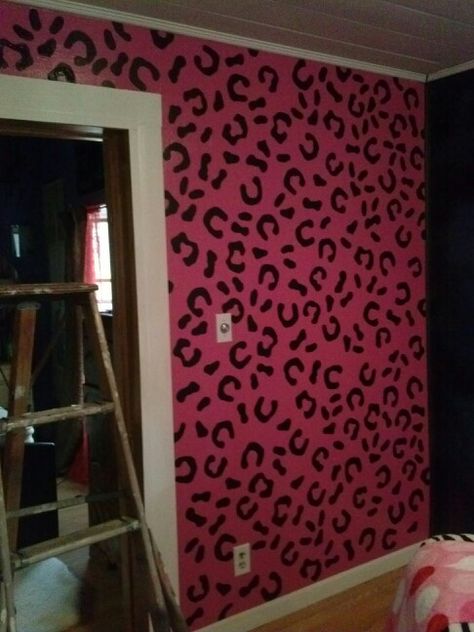 Pink Cheetah Wall. Teenage girl bedroom. Cut cheetah shape cardboard stencil. Traced shapes randomly all over. Fat brush, small to fill in shapes. Y2k Wall Design, Pink Cheetah Print Bedroom, Pink Leopard Bedroom, Y2k Bedroom Decor, Cheetah Print Bedroom, Cheetah Print Wall, Beige Room Decor, Trashy Y2k Bedroom, Leopard Print Wall