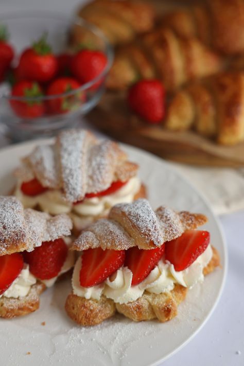 Croissant With Cream And Strawberry, Strawberry Stuffed Croissants, Strawberries And Cream Croissant, Strawberry And Cream Croissant, Strawberry Cream Croissant, Croissant Sweet, Croissant Strawberry, Cream Croissant, Strawberry Croissant