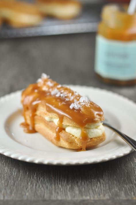 Salted Caramel Eclairs Salted Caramel Profiteroles, Cheesecake Eclairs, Caramel Eclair, Easy Eclair Recipe, Caramel Eclairs, Caramel Pastry, Easy Eclairs, Eclairs Recipe, Salted Carmel