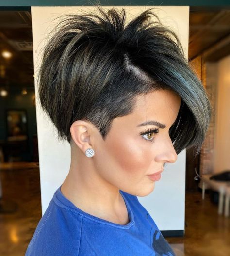 Asymmetrical Bob with Crown Layers Long Asymmetrical Haircut, Short Asymmetrical Haircut, Undercut Long Hair, Asymmetrical Bob Haircuts, Asymmetrical Haircut, Asymmetrical Hairstyles, Penteado Cabelo Curto, Short Pixie Haircuts, Undercut Hairstyles