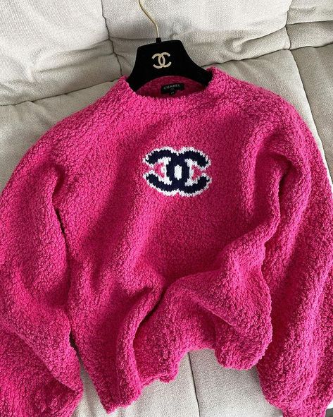 INTO IT ( ¤̴̶̷̤́ ‧̫̮ ¤̴̶̷̤̀ ) (@intoarchive) • Instagram photos and videos Chanel Clothes, Chanel Clothing, Chanel Sweater, Chanel Outfit, Designer Sweater, Luxury Clothes, Love Travel, Sweater Design, Looks Style