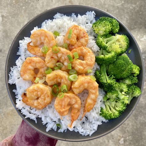 Shrimp Macro Meals, Macro Friendly Shrimp Recipes, Healthy Bang Bang Shrimp, Shrimp Dinner Ideas, Weight Watchers Shrimp, Broccoli Healthy, Bang Bang Shrimp Recipe, Shrimp Bowl, Dinner 2023