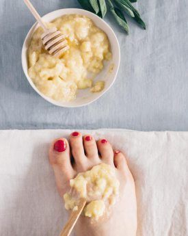 Coffee/banana foot scrub and mask! 1/4 cup coffee grounds  1/4 cup kosher salt 1/4 cup olive oil 1/2 a banana Foot Mask Diy, Foot Scrub Recipe, Homemade Foot Scrub, Banana Mask, Mask For Face, Banana Face Mask, Hello Glow, Foot Scrub, Foot Mask