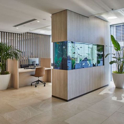 Aquarium Office Design, Aquarium Design Ideas House, Contemporary Office Interior Design, Aquarium Interior Design, Wall Aquarium Design, Aquarium Office, Office Fish Tank, Modern Fish Tank, Office Aquarium