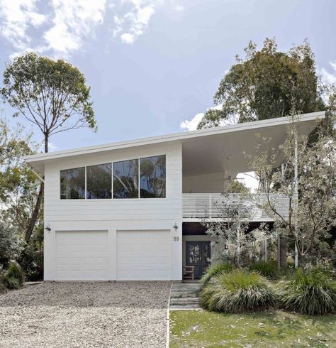 White Mid Century House Exterior, Coastal Mcm, Mid Century Beach House Exterior, Midcentury Beach House Exterior, Australian Beach House Exterior, 60s House Renovation, Coastal House Facades Australia, Modern Coastal Facade Australia, Coastal Mid Century Modern