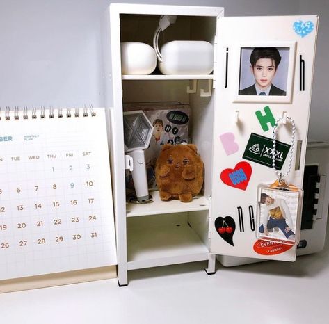 Diy Mini Locker, Mini Locker, School Locker Decorations, Pc Decoration, Locker Ideas, Kpop Deco, Locker Decorations, Kpop Room, Kpop Diy