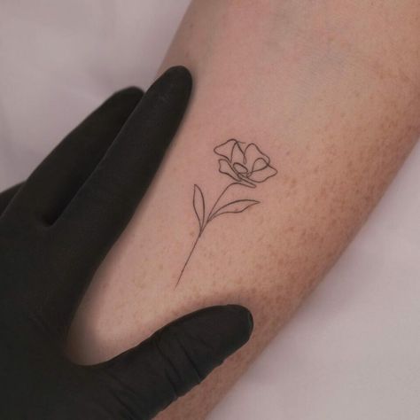 A single-line poppy flower tattoo Poppy Fine Line Tattoo, Poppy Flower Tattoos, Fine Line Poppy Tattoo, White Poppy Flower, Poppy Flower Tattoo, Poppy Tattoo, Zelda Tattoo, Flower Wrist Tattoos, Poppies Tattoo